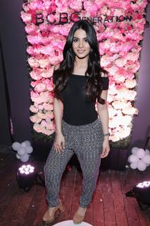 Emeraude Toubia feet photo thumbnail