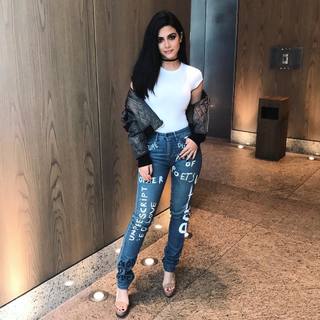 Emeraude Toubia feet photo thumbnail