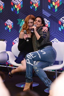 Emeraude Toubia feet photo thumbnail