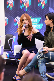 Emeraude Toubia feet photo thumbnail