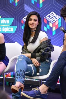 Emeraude Toubia feet photo thumbnail