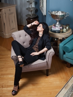 Emeraude Toubia feet photo thumbnail