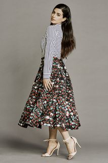 Emeraude Toubia feet photo thumbnail