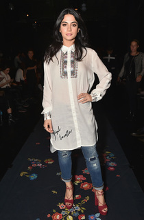 Emeraude Toubia feet photo thumbnail