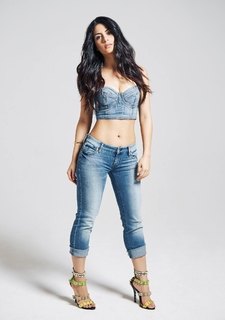 Emeraude Toubia feet photo thumbnail