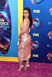 Emeraude Toubia feet photo thumbnail