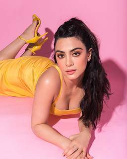 Emeraude Toubia feet photo thumbnail