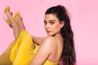 Emeraude Toubia feet photo thumbnail