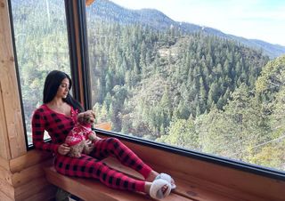 Emeraude Toubia feet photo thumbnail