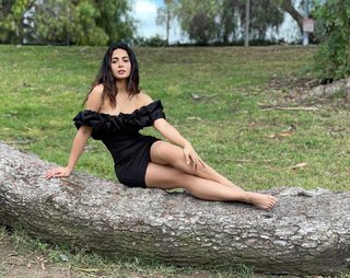 Emeraude Toubia feet photo thumbnail