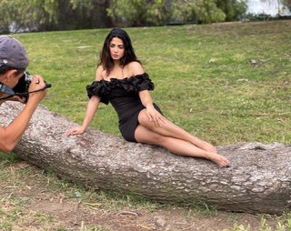 Emeraude Toubia feet photo thumbnail