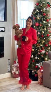 Emeraude Toubia feet photo thumbnail