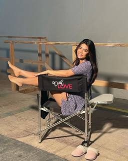 Emeraude Toubia feet photo thumbnail