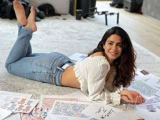 Emeraude Toubia feet photo thumbnail