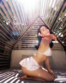 Emeraude Toubia feet photo thumbnail