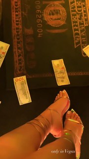 Emeraude Toubia feet photo thumbnail