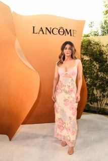 Emeraude Toubia feet photo thumbnail