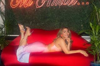 Emeraude Toubia feet photo thumbnail