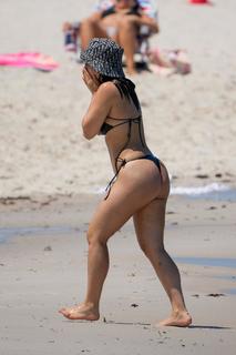 Emeraude Toubia feet photo thumbnail