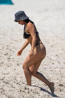 Emeraude Toubia feet photo thumbnail