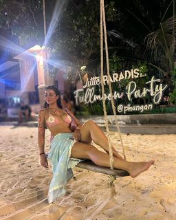 Emeraude Toubia feet photo thumbnail