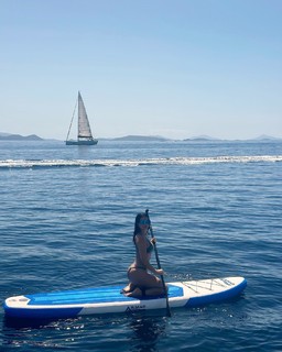 Emeraude Toubia feet photo thumbnail