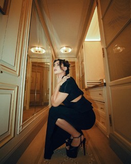 Emeraude Toubia feet photo thumbnail