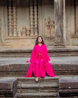 Emeraude Toubia feet photo thumbnail