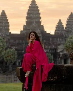 Emeraude Toubia feet photo thumbnail