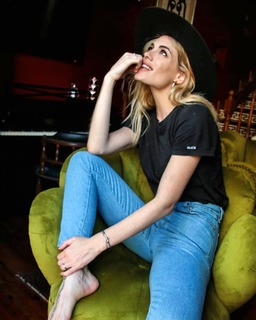 Emilia Attías feet photo 4