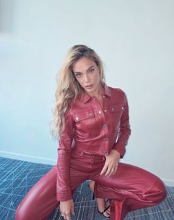 Emilia Attías feet photo 17