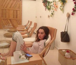 Emilia Clarke feet photo thumbnail