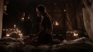 Emilia Clarke feet photo thumbnail