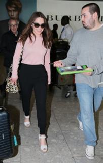Emilia Clarke feet photo thumbnail