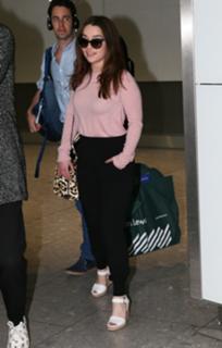Emilia Clarke feet photo thumbnail