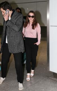 Emilia Clarke feet photo thumbnail