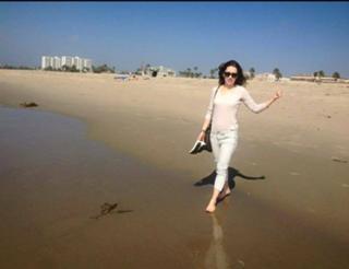 Emilia Clarke feet photo thumbnail