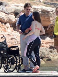 Emilia Clarke feet photo thumbnail