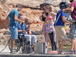 Emilia Clarke feet photo thumbnail