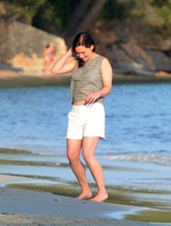 Emilia Clarke feet photo thumbnail