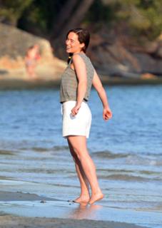 Emilia Clarke feet photo thumbnail