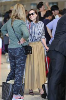 Emilia Clarke feet photo thumbnail