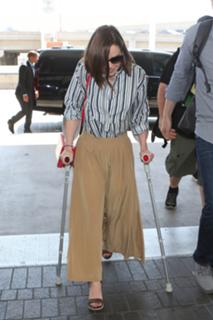 Emilia Clarke feet photo thumbnail
