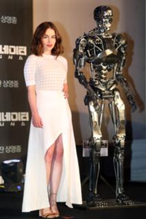 Emilia Clarke feet photo thumbnail