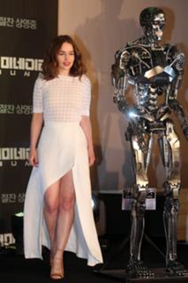 Emilia Clarke feet photo thumbnail