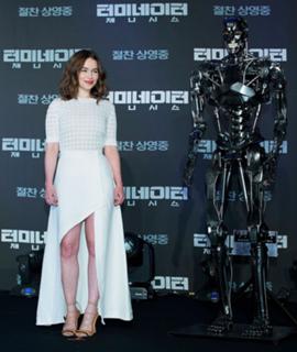 Emilia Clarke feet photo thumbnail