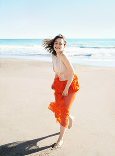 Emilia Clarke feet photo thumbnail