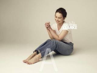 Emilia Clarke feet photo thumbnail