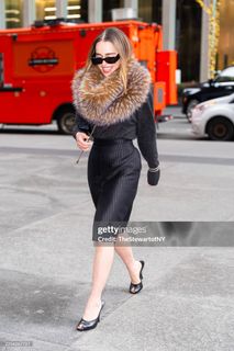 Emilia Clarke feet photo 5