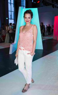 Emilia Schüle feet photo thumbnail